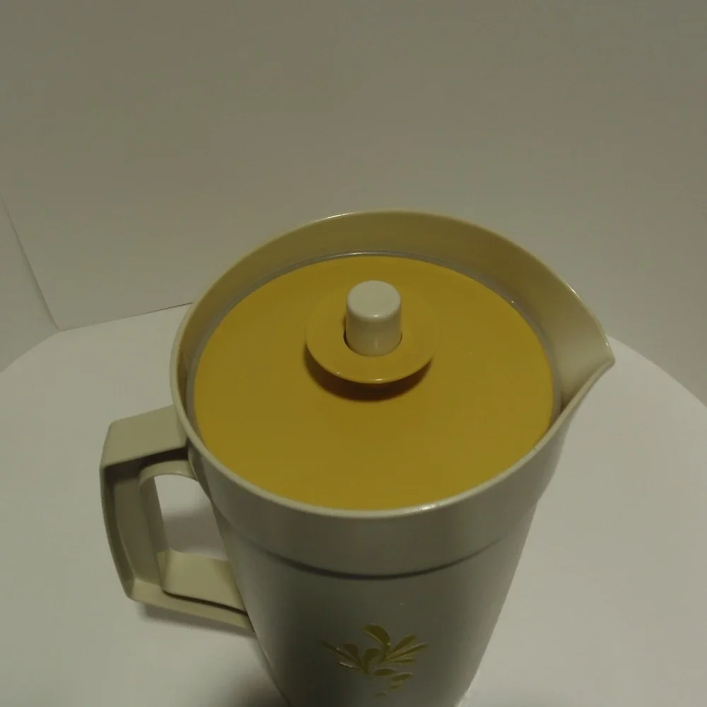 Tupperware Pitcher 1 QT‎ Cream Harvest Gold Push Button Lid Vintage 70s